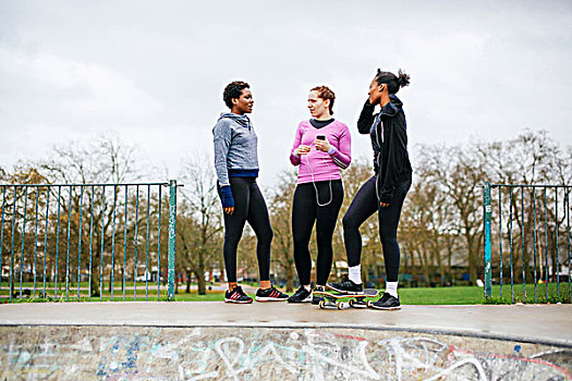三个女人,年轻,玩滑板,交谈,滑板,公园