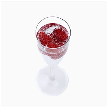 矿泉水,树莓,高脚玻璃杯