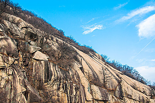 陡峭的山峰岩石