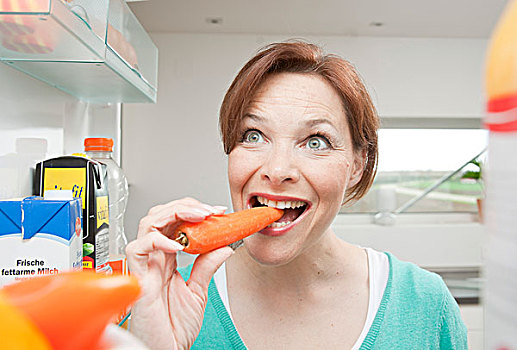 微笑,女人,打开,电冰箱,吃,胡萝卜
