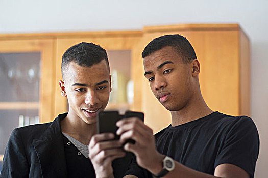 双胞胎,兄弟,在家,看,智能手机