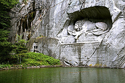 瑞士琉森水边岩石中雕刻的石狮子