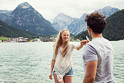 情侣,阿亨湖地区,握手,因斯布鲁克,奥地利,欧洲