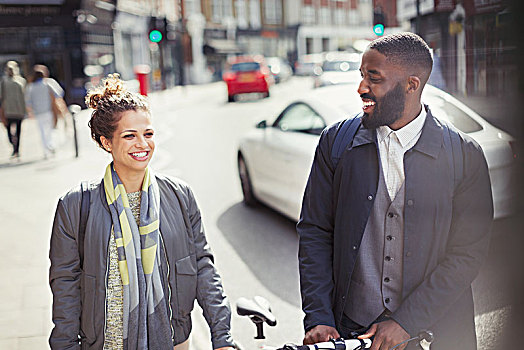 微笑,情侣,通勤,自行车,晴朗,城市街道