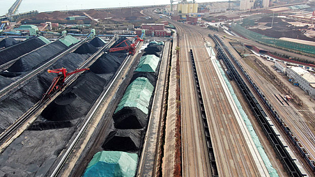 山东省日照市,2022年度全国煤炭交易会即将拉开帷幕,航拍日照港煤炭堆场尽显和谐之美