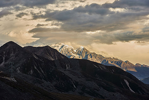 四川甘孜冬季高海拔雪山旅行风景