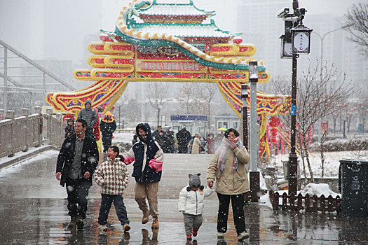 旅游小镇喜迎瑞雪,游客雪中畅游欢度元宵佳节
