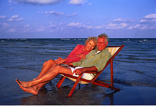 肖像,夫妻,椅子,海滩,比斯坎湾,佛罗里达,美国