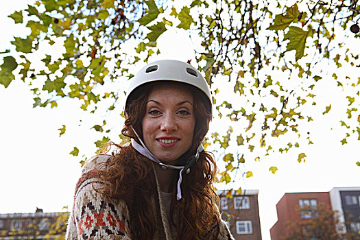 女人,戴着,自行车头盔,公园