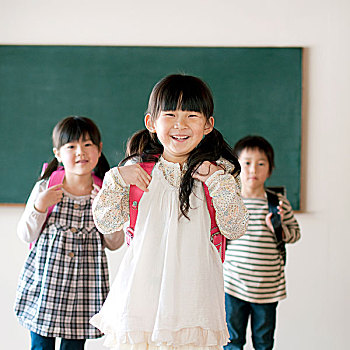 三个,微笑,小学,学生,小背包,肩部,黑板