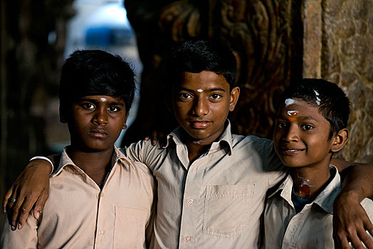 三个男孩,额饰,额头,安曼,庙宇,马杜赖,泰米尔纳德邦,印度,亚洲