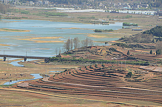 草海,湖泊,风光,田园,公路,铁路,铁路桥,山脉,天空,高海拔,云贵高原,民居,美景,春季