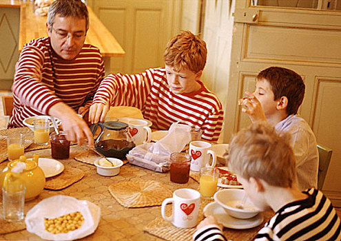 男人,孩子,坐,桌子,吃早餐