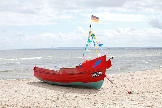 渔船,海滩,阿尔贝克海滨,乌瑟多姆岛,梅克伦堡前波莫瑞州,德国,欧洲