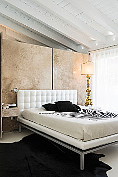 老式,台灯,双人床,软垫,白色,皮革,分隔,墙壁,石头