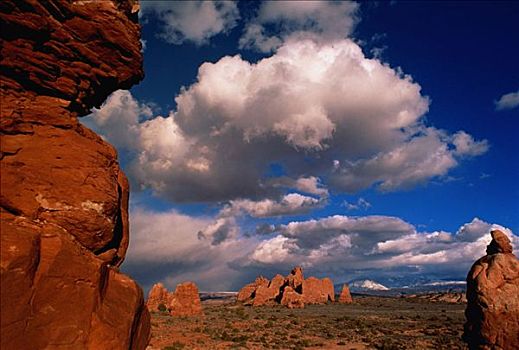 岩石构造,阴天,拱门国家公园,犹他,美国