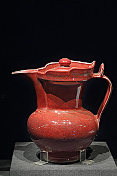 明代,宣德,鲜红釉僧帽壶,故宫博物院藏