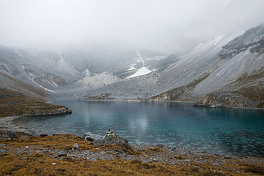 四川甘孜州稻城亚丁自然风景区,高山湖泊无色海