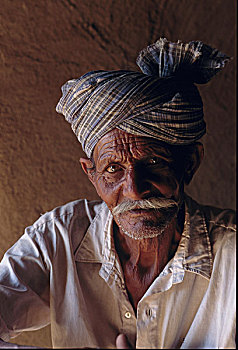男人,坐,户外,房子,乡村,区域,信德省,省,巴基斯坦,七月,2005年