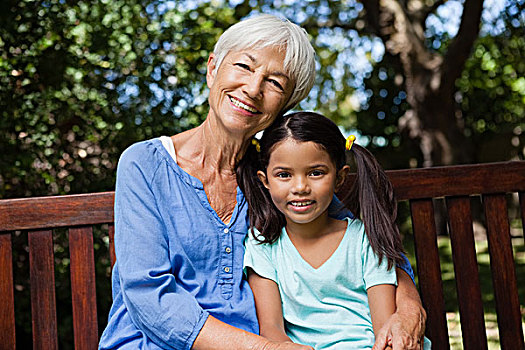 头像,微笑,女孩,祖母,坐,木制长椅,后院