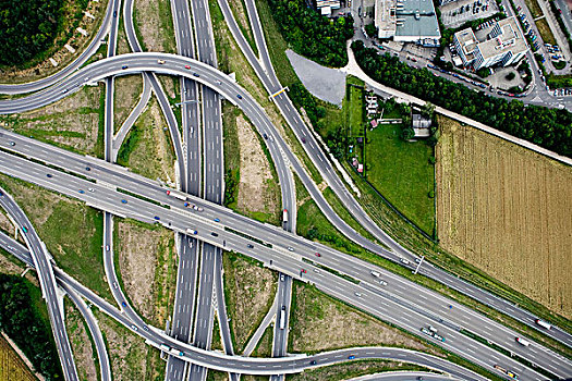 高速公路,穿过