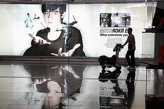 香港回归十周年图片展览－香港商厦内的广告牌