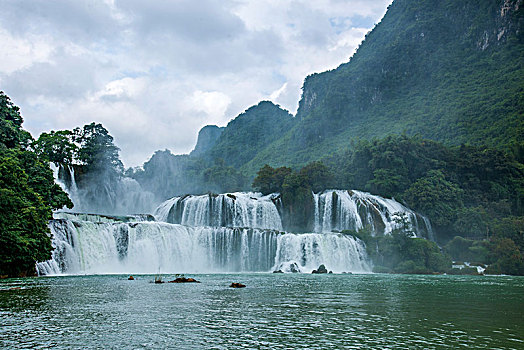 广西德天大瀑布越南一侧的越南板约瀑布