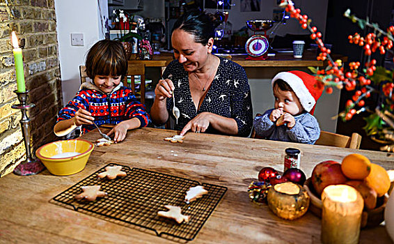 母亲,两个,儿子,桌子,糖衣,圣诞饼干