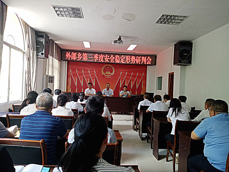 重庆市云阳县的党员干部在农村基层发展产业