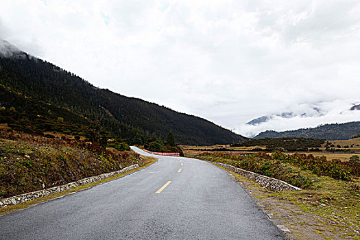 西藏山区沿路景色