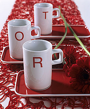 三个,白色,瓷器,大杯,红色,文字,大丁草,雏菊,托盘,塑料制品,桌子,跑步
