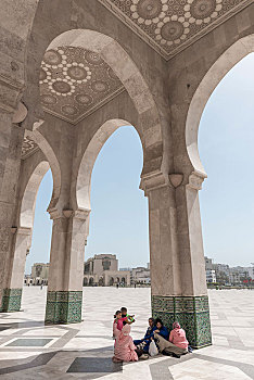 多,穆斯林,坐,柱廊,哈桑二世清真寺,大,哈桑二世,摩尔风格,建筑,卡萨布兰卡,摩洛哥,非洲