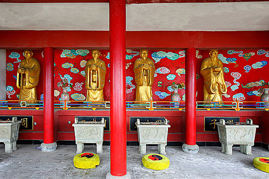 在重庆涪陵城周易园里,还供奉着周文王,周公,周武王,孔子这四圣像