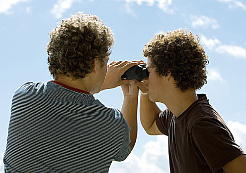两个男人,双筒望远镜,后视图