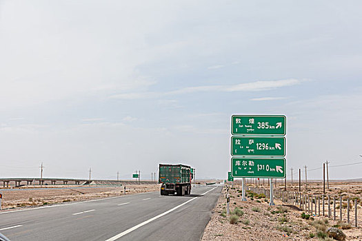 中国西部荒野道路