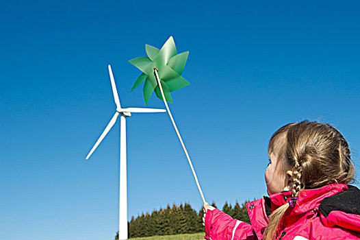 女孩,拿着,绿色,纸风车,正面,风轮机,靠近,布赖施高,黑森林,巴登符腾堡,德国,欧洲