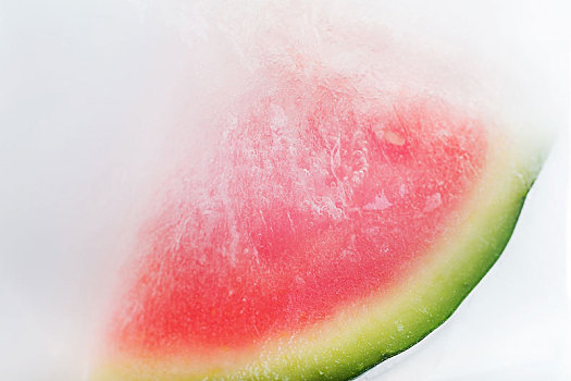 冰冻在冰块里的西瓜,冰爽解暑水果创意图片