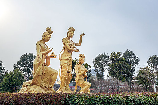 金色菩萨塑像,拍摄于山东省济宁市兖州兴隆文化园