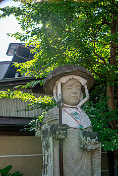 日本寺庙院里的神像