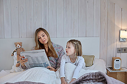 母亲,读报,旁侧,女儿,床上