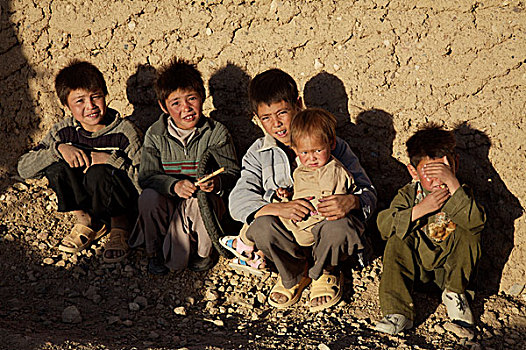 一群孩子,种族,坐,墙壁,乡村,近郊,城市,中心,省,阿富汗,七月,2007年