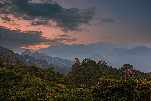 奇峰劲松三清山