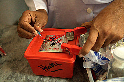 医务人员,针,注射器,医院,卡拉奇,巴基斯坦,九月,2006年