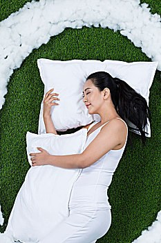 草地创意睡觉的孕妇