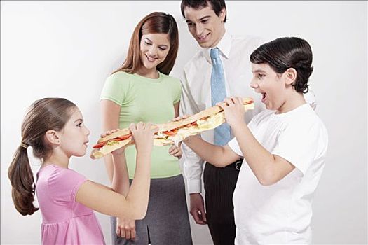 伴侣,看,儿子,女儿,分享,三明治
