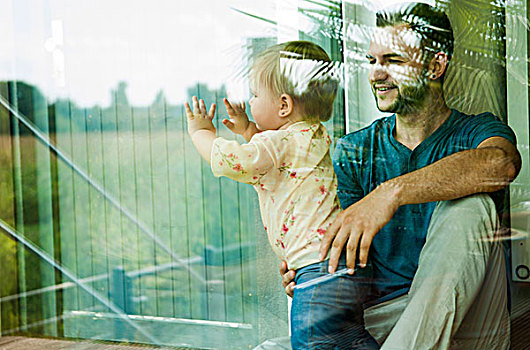 女婴,父亲,向窗外看,在家,曼海姆,巴登符腾堡,德国