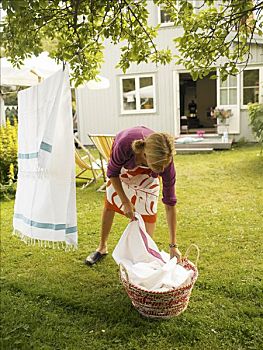 女人,悬挂,洗衣服,花园