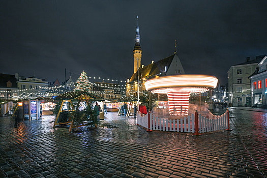 爱沙尼亚首都塔林老城广场夜晚圣诞集市和旋转木马