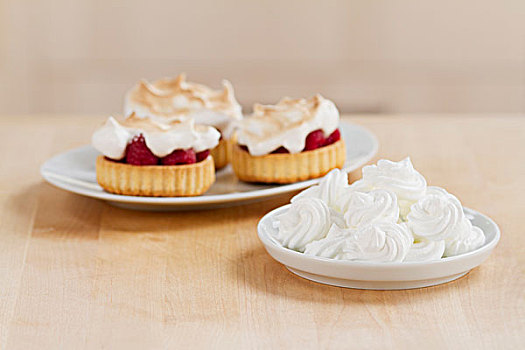 蛋白甜饼,圆点,树莓,点心