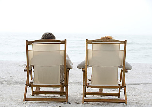 两个人,坐,沙滩椅,后视图